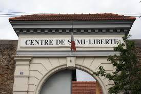 ΣΤΗΝ ΓΑΛΛΙΑ: http://www.annuaires.justice.gouv.fr/etablissements- penitentiaires-10113/direction-interregionale-de-paris-10121/villejuif- 10661.