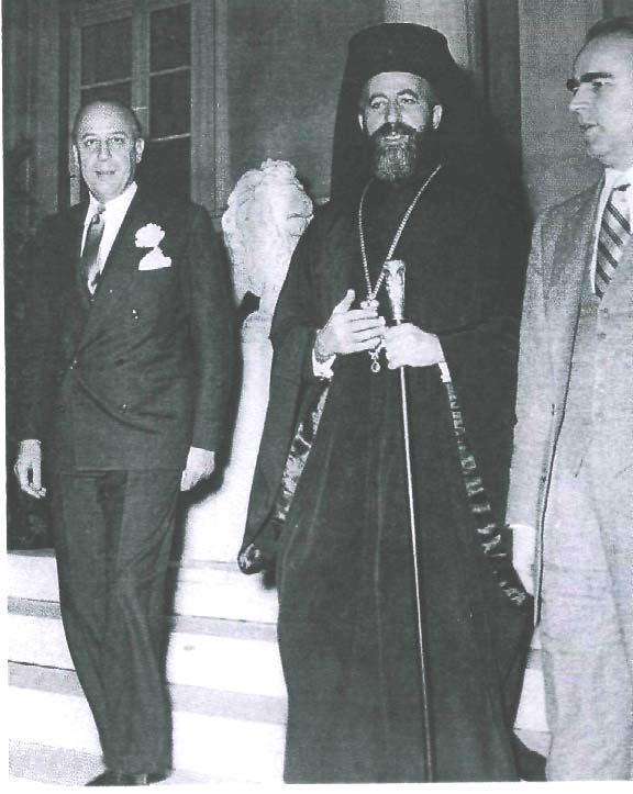Ο αρχιεπίσκοπος Μακάριος, ο πρωθυπουργός Κ. Καραμανλής και (στο άκρο αριστερά) ο υπουργός Εξωτερικών Σπ.
