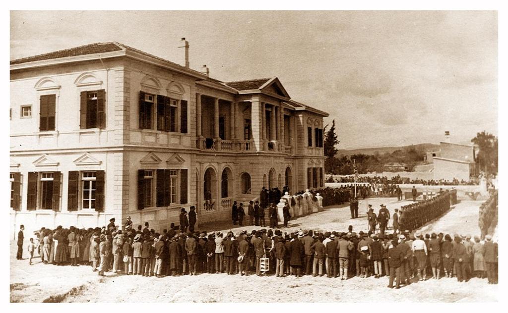13 13 Η κληρονομιά μας ΝΟΣΟΚΟΜΕΙΟ ΛΕΜΕΣΟΥ Το κτίριο της σημερινής Επαρχιακής Διοίκησης Το Διοικητήριο, το μεγάλο κτίριο στην οδό Ανεξαρτησίας στην Πλατεία Γρηγόρη Αυξεντίου, στην Λεμεσό, κτίστηκε ως