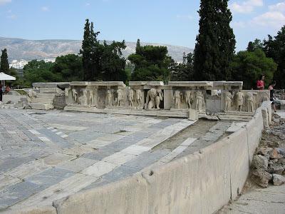 Tο θέατρο με αποκρυσταλλωμένα τα βασικά χαρακτηριστικά του γνωρίζει ως κατασκευή μεγάλη διάδοση στα Ελληνιστικά και Ρωμαϊκά χρόνια και σε αυτή την κατεύθυνση θωρείται αποφασιστική η συμβολή του