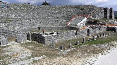 Το κοίλο του θεάτρου της Δωδώνης τοποθετήθηκε στους πρόποδες του όρους Τόμαρος σε φυσική κοιλότητα ώστε να εκμεταλλευτεί το επικλινές έδαφος.