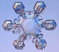 combinaţia mai multor cristale de gheaţă