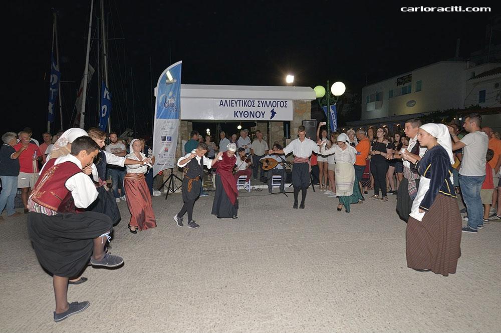 Κυθνιώτικος μπάλος από μαθητές του νησιού με μουσική από παραδοσιακή ορχήστρα Στη συνέχεια έλαβε τον λόγο ο Έφορος Ανοιχτής Θάλασσας του ΝΟΤΚ κ.