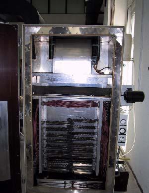 µονοφασικός 0V/50Hz. Στο κάτω µέρος της µονάδας υπάρχει ανοξείδωτη µεταλλική λεκάνη νερού στην οποία ρέει απιονισµένο νερό, το οποίο συµβάλλει στην άνοδο της υγρασίας µέσα στο θάλαµο.