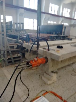 Στα άκρα των δοκών ενσωµατώθηκαν κατά τη σκυροδέτηση µεταλλικές πλάκες µε καθαρό αξονικό άνοιγµα 7,0 m, στις οποίες επρόκειτο να εδράσουν τα δοκίµια επάνω σε ηµικυλινδρικά κύλιστρα, κατά την επιβολή