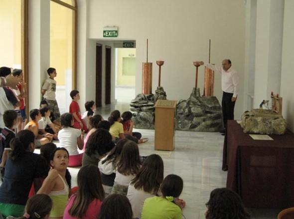 ), θ) την ενότητα με τα όργανα, τα εργαλεία και τα μηχανήματα των αρχαίων Ελλήνων ι) την ενότητα με την υδραυλική και αγροτική τεχνολογία τους, ια) την ενότητα με την αρχαιοελληνική πολιορκητική