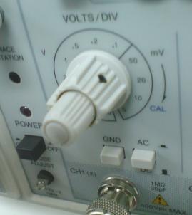 Συνεπώς η τάση είναι [ 3DIVs 2VOLTS/DIV ] + [ 1subDIV 0.4VOLTS/subDIV ] = 6.4VOLTS Παρoμοίως δουλεύουμε και για το χρόνο.