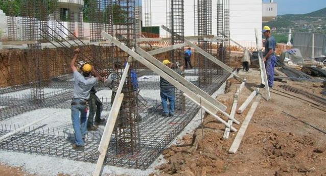 ασφαλείας, γάντια, φόρμες εργασίας, ζώνες ασφαλείας, ωτοασπίδες, κτλ. Οι εργαζόμενοι είναι εφοδιασμένοι και, όπου το απαιτούν οι συνθήκες, φορούν ανακλαστικά γιλέκα (βλ. Αποφ. ΒΜ 5 / 40239 / 25.11.