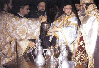 Το Άγιο Μύρο Ο καθαγιασμός του από το Οικουμενικό Πατριαρχείο δηλώνει την ενότητα και τον δεσμό αγάπης που διέπει τα κατά τόπους Πατριαρχεία και Αυτοκέφαλες Εκκλησίες με τη Μητέρα Εκκλησία.