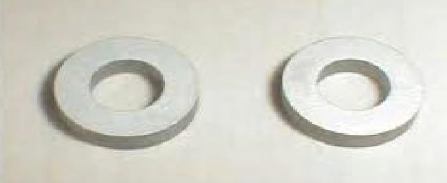Materialele piezoceramice sunt procesate prin tehnologie convenţională, pornind de la materii prime tip oxizi, în condiţii specifice de presare şi sinterizare în aer.