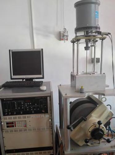 Magnetometru cu probă vibrantă (VSM) Domeniul de aplicabilitate: proprietăţi magnetice ale tuturor tipurilor de materiale magnetice, materiale supraconductoare; se pot determina: - cicluri de