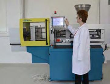 Obţinerea de epruvete din compozite polimerice termoplaste Maşină de injecţie din topitură tip BOY 35A Domeniu de utilizare: - prelucrarea materialelor termoplastice, precum şi a PVC-ului,