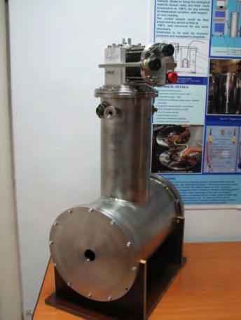 Generator supraconductor de câmp magnetic intens şi uniform Construcţie: criostat, criorăcitor cu două etaje de răcire, bobinaj realizat din bandă supraconductoare de temperatură ridicată (HTS).