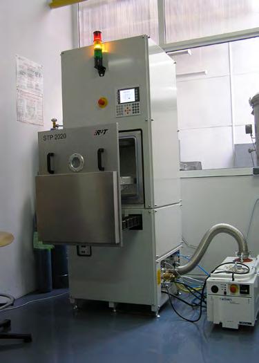 1µm; Incinta termostatată ±1C; Transfer CAD-CAM; Poziţionare cu interferometru (rezoluţie 200 nm).