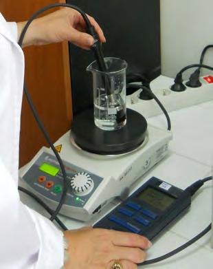 Spectrofotometru portabil WTW PHOTOLAB S 12 Caracteristici tehnice principale: fotometru portabil şi de laborator cu 12 filtre şi reţea de fotodiode; măsuratori simultane pentru corecţia