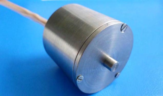 Motor sonic magnetostrictiv cu modul electronic de acţionare Descriere: Motorul sonic magnetostrictiv cu modul electronic de acţionare este alcătuit din trei subansambluri: - un subansamblu format