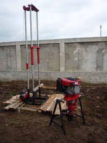 .. 9 kw (10-12 CP); adâncimea maximă de lucru: 100m; diametrul maxim de foraj: 230 mm; lungimea pasului de prăjină de foraj: Lp = 1,5 m; înălţimea mastului: 2,5 m; masa maximă a instalaţiei de foraj