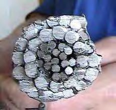 conductor este asigurată de modificare prestabilită şi reversibilă a proprietăţilor magneto-electrice ale firului de aliaj multifuncţional TcM, funcţie de temperatura ambientală, aportul caloric