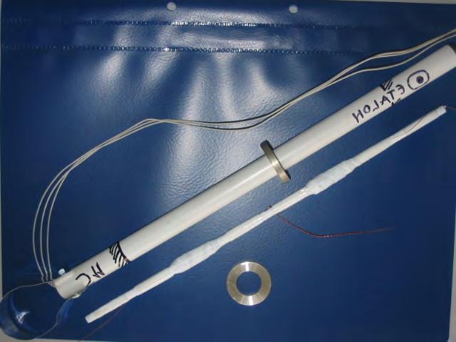 Senzor de deplasare Descriere Senzorul este alcătuit dintr-o carcasă cilindrică (1) cu diametrul între 8-15 mm, de lungime 200-300mm, din material izolant tip PVC, necesară pentru protecţia