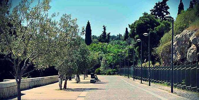 Θησείο Το Θησείο είναι μια μικρή συνοικία της Αθήνας που βρίσκεται δυτικά από το Μοναστηράκι και συνδέεται με το Γκάζι μέσω του πεζόδρομου της οδού Ερμού. Έχει χαρακτηριστεί παραδοσιακός οικισμός.