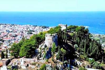 Τν θάζηξν ηεο Καιακάηαο Καιακάηα θαη ην θάζηξν ηεο ππνδνπιώλνληαη από ηνπο Φξάγθνπο θαηαθηεηέο, ηνλ βξάρν ηεο Αθξόπνιεο ησλ αξραίσλ Φαξώλ ηνλ νρπξώλνπλ
