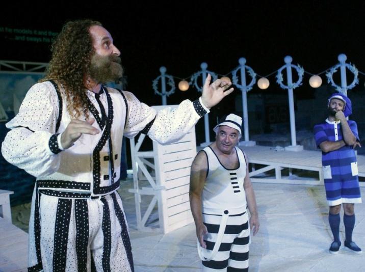 ΔΙΑΣΤΑΣΗ Βαπόρι στολισμένο βγαίνει στα
