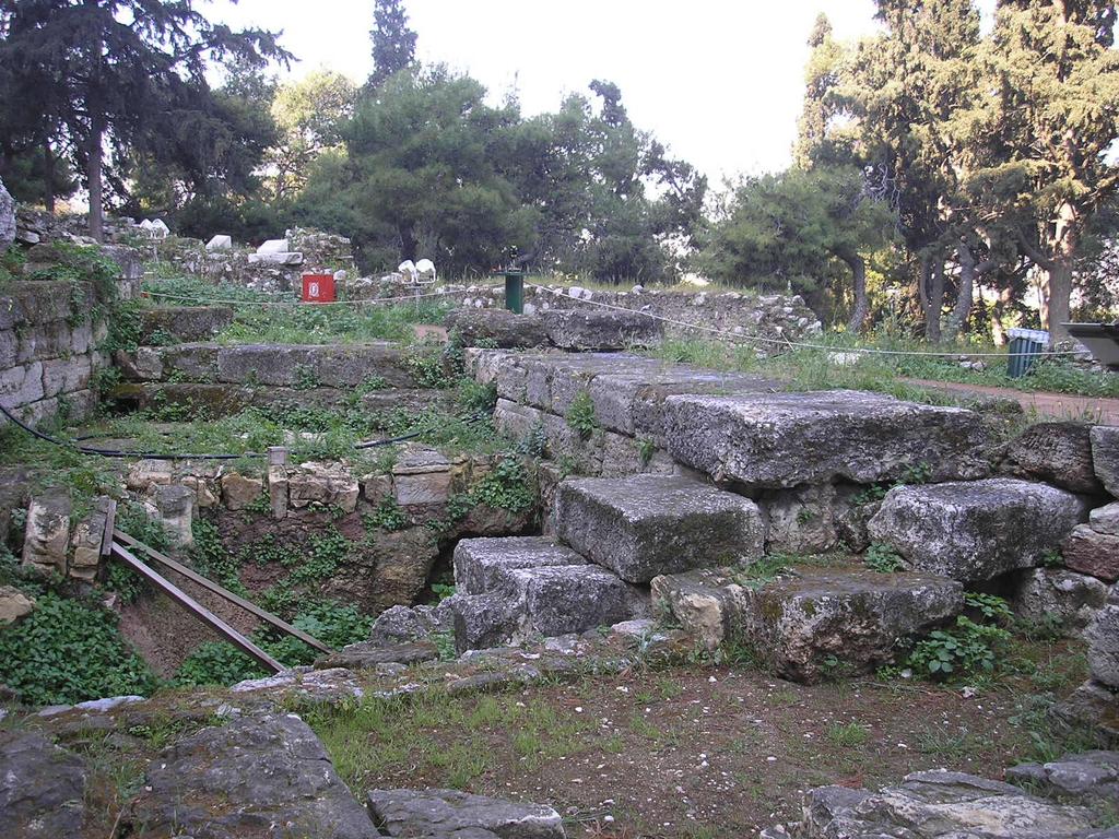 Πολύ κοντά στην πηγή της Κλεψύδρας, βρίσκεται μια σειρά εντυπωσιακών σπηλαίων, ιδιαίτερα σπουδαίων από αρχαιολογικής απόψης, που προσδίδουν στο χώρο της Βόρειας Κλιτύος της Ακρόπολης έναν ιερό και