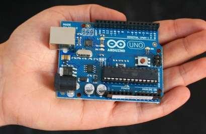 Τι είναι το Arduino; 3 μικρή συσκευή (μικροεπεξεργαστής) που συνδέεται με USB στον υπολογιστή μια πλατφόρμα hardware