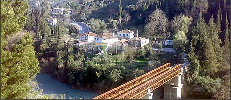 Η τοποθεσία Το Χάνι Μπανιά βρίσκεται δεκαέξι χιλιόμετρα από τη Ναύπακτο, δίπλα στον Εύηνο ποταμό. Πρόκειται για έναν μικρό οικισμό, χτισμένο μέσα σε μία χαράδρα.