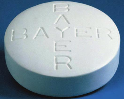 výhodným vlastnostiam bol Aspirin po dlhý čas najpoužívanejšie liečivo na svete, čím priniesol obrovské bohatstvo nemeckej firme Bayer, ktorá ho ako prvá uviedla na trh v roku 1899 (áno, pred vyše