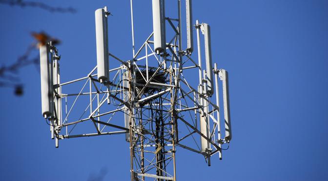 β: Κεραία-σταθμός εκπομπής ασύρματου σήματος Ασύρματο τοπικό δίκτυο: Τα ασύρματα τοπικά δίκτυα (WLAN, Wireless Local Area Network) είναι τα δίκτυα που επιτρέπουν σε ένα χρήστη κινητής συσκευής, όπως