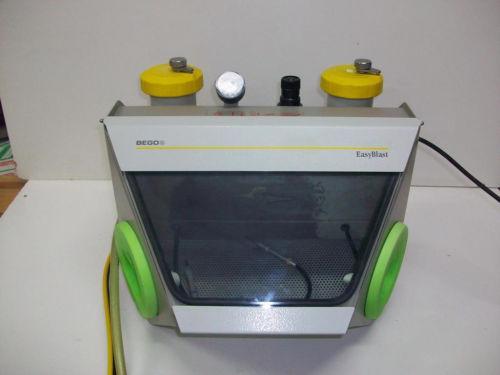 ΚΕΦΑΛΑΙΟ 5: Κατασκευή δοκιμίων - μεθοδολογία ελέγχου μηχανικών ιδιοτήτων Η αμμοβόληση πραγματοποιήθηκε με σωματίδια οξειδίου της αλουμίνας (Al2O3) διαμέτρου 50μm υπό πίεση 4 bar σε συσκευή