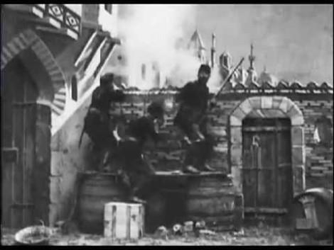 Ο Ελληνικός Κινηματογράφος Σύντομη ιστορική επισκόπηση 1897 Κατά τη διάρκεια του Ελληνοτουρκικού πολέμου, ο Βρετανός δημοσιογράφος Frederic Villiers κάνει τις πρώτες κινηματογραφικές λήψεις σε