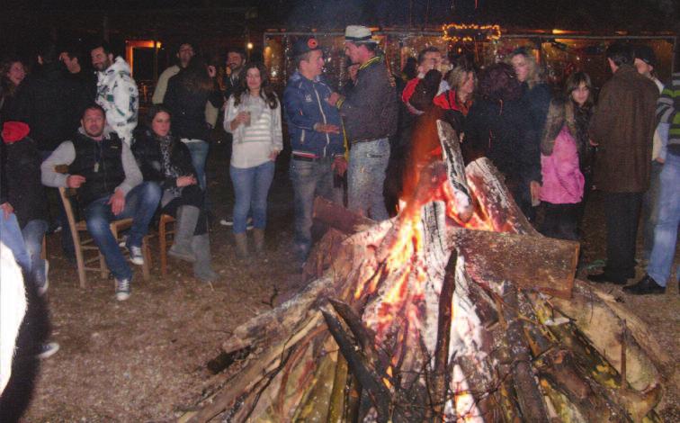 νη μέρα, την Κυριακή της Αποκριάς. Από τις 10 π.μ. άρχισαν οι συγχωριανοί μας και οι επισκέπτες να συγκεντρώνονται στην πλατεία και να εξοπλίζονται με τα αποκριάτικα αξεσουάρ, μάσκες, καπέλα, ρόπαλα,