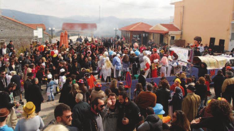 Στις 12:30 έκαναν την εμφάνισή τους φάντρας» με τα σουβλάκια τους, που είχαν μέσα τη μάνα τους, τον πατέρα τους και όλο τους το σόι. Δεύτερο το άρμα «Η Ελλάς - μάθανε ότι γα.