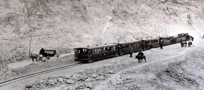 Ύστερα η ανακάλυψη της ατμομηχανής το 1700 από τον Thomas Newcomen.