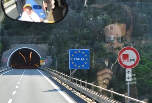 Στο δρόμο μας για το πούλμαν δόθηκε ρεσιτάλ χορού με ένα σύνολο πλανόδιων