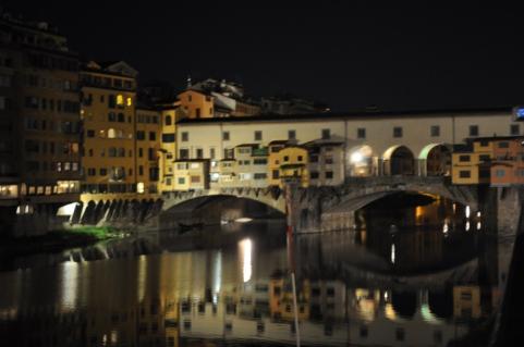 Τη γέφυρα Ponte Vecchio την παλιότερη γέφυρα της Φλωρεντίας, σύμβολο της πόλης.