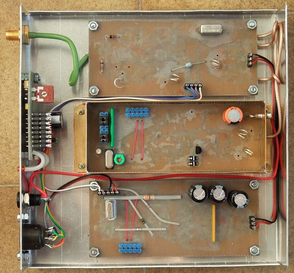 Na bakreni pokrov škatlice frekvenčnega sintetizatorja je nameščen samolepljiv filc, da pokrov