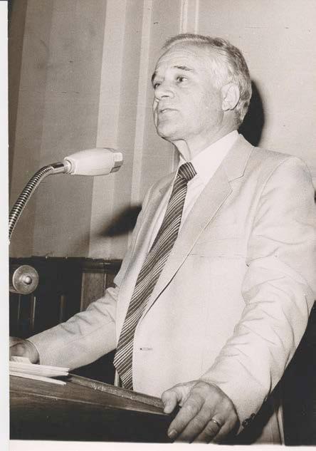 ΜΆΝΟΣ ΙΑΤΡΊΔΗΣ 1930-2017 στο εξωτερικό εκπαιδευτικά προγράμματα μάνατζμεντ, συνολικής διάρκειας τριών ετών.