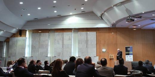 96 τα νέα της Άποψη από την αίθουσα της εκδήλωσης. Στο βήμ ο κ. Μαύρος Οι κ. Α. Αθανασόπουλος και Λ.