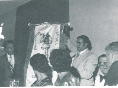 Σν 1960 ήξζε πάιη ζηελ Ακεξηθή κε ηελ ζύδπγό ηνπ θαη εγθαηαζηάζεθαλ κόληκα ζην Άζβηι, ηεο Β. Καξνιίλαο, όπνπ θαη απέθηεζαλ ηξεηο θόξεο.