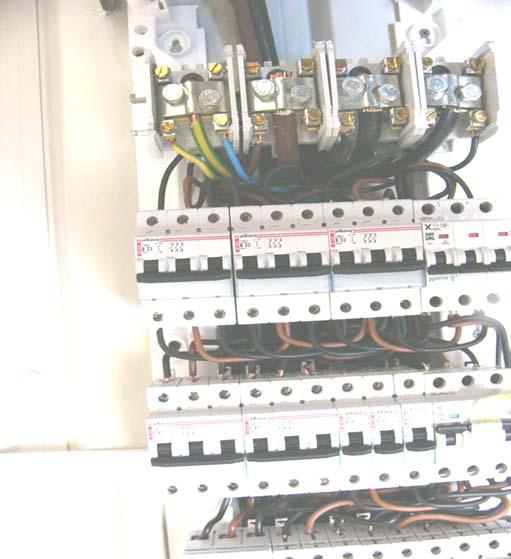 Bezpečnosť práce na elektrických zariadeniach 2006 1. Hlavný nástenný štvorradový plastový rozvádzač RMS 400V/100A neobsahuje výrobný štítok, protokol o kusovej skúške ani Vyhlásenie o zhode. 2. Rozvádzač je vyhotovený v sieti TN-S, ale vývody k podružným rozvádzačom sú realizované káblom CYKY 4Bx 6 mm².