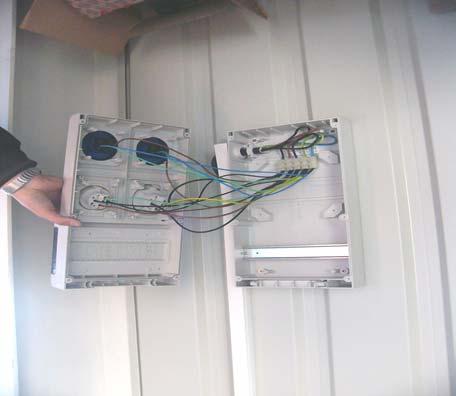 V spodnom rade sa nachádza stúpačková svorkovnica do ktorej je prívod z elektromerového rozvádzača káblom AYKY 4B 50