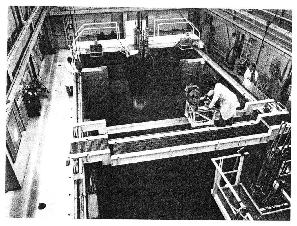 Слика 5.2. Oak Ridge истраживачки реактор типа базен за пливање (Реактор је буквално потопљен у води) (Прим.прев.). Вода служи као хладилац, модератор и (заклон) штит.