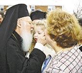 Αψηφώντας το χιόνι και το κρύο, με ανθοδέσμες στα χέρια και χαμόγελα στα χείλη τα παιδιά του Αγίου Νικολάου υποδέχθηκαν τον Οικουμενικό Πατριάρχη έξω από τον ναό τον οποίο συνόδευε ο Σεβασμιώτατος