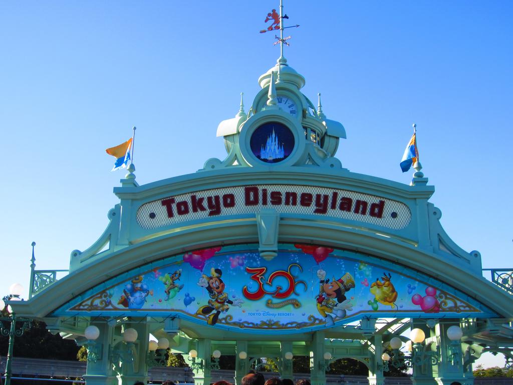 Έναρξη: 07:00 Διάρκεια: 11 ώρες DISNEY ΠΑΡΚΟ DISNEY To 2001 δεν άνοιξαν τις πύλες τους μόνο τα Universal Studios αλλά και το θεματικό Πάρκο της Disney με έκταση 176 στρέμματα, μόλις λίγο έξω από το