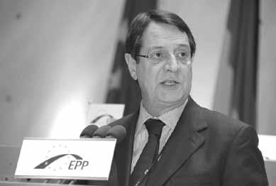 Δευτέρα 30 Ιανουαρίου 2012 Monday, January 30, 2012 Κύπρος 32 GreekNews Aναστασιάδης: Εάν εκλεγώ δεν θα είμαι ο διαπραγματευτής Συνέχεια από τη σελίδα 31 της εντολής του γ.γ., ακόμη και χωρίς ξεκάθαρη κατανομή ευθυνών, πιθανόν να είναι καταστροφική.