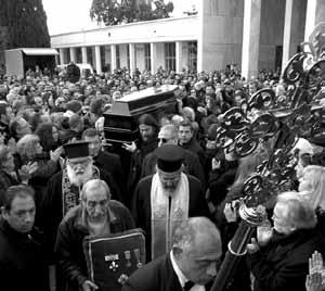 Δευτέρα 30 Ιανουαρίου 2012 Monday, January 30, 2012 Ελλάδα 34 GreekNews Τίτλοι τέλους για τον Θεόδωρο Αγγελόπουλο Αθήνα Πάνδημη ήταν η κηδεία του μεγάλου Ελληνα σκηνοθέτη Θόδωρου Αγγελόπουλου, ο