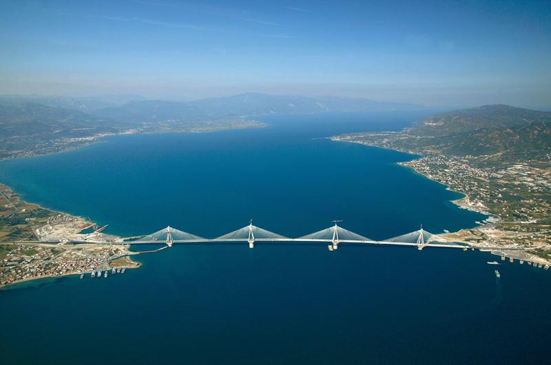 4.2. Τεχνικά-κατασκευαστικά χαρακτηριστικά Η γέφυρα αποτελείται από: Μια καλωδιωτή γέφυρα μήκους 2.252 μέτρων με τέσσερις πυλώνες.